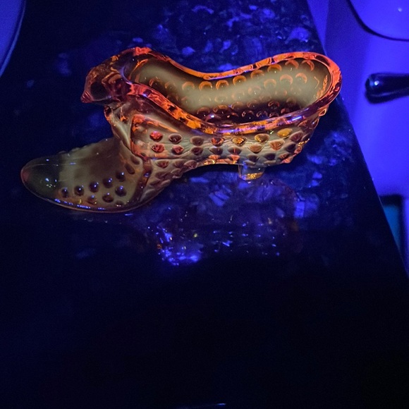 Fenton Amberina hobnail cats head slipper. Glows under UV … - Picture 3 of 14